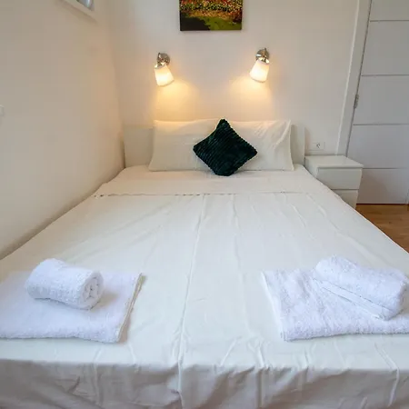 Serene Bulbuder Suite Белград Номер фото